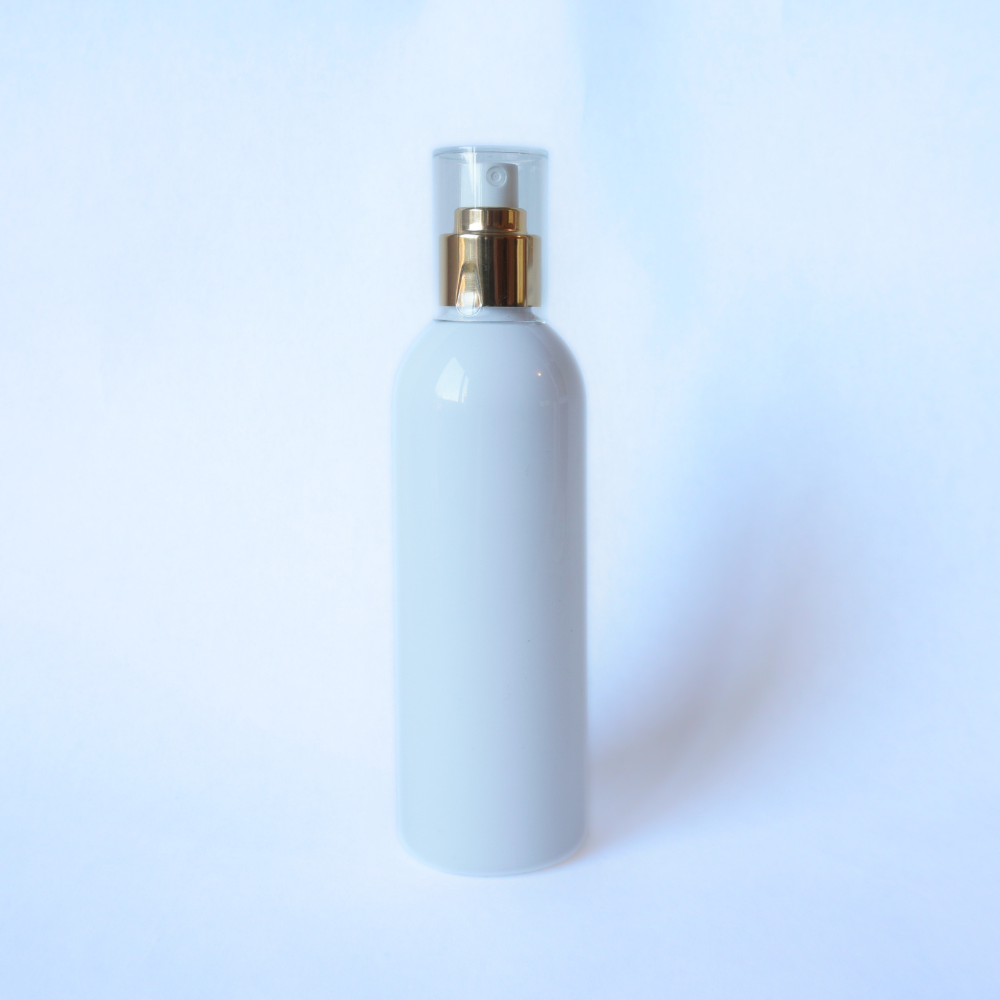 White Boston Plasitc Bottle 250ml with 24mm Gold Spray Top